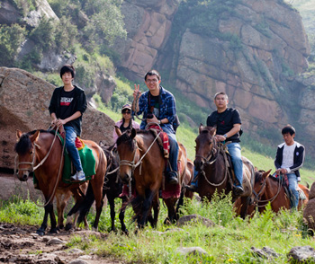 爱普特员工草原骑马合影